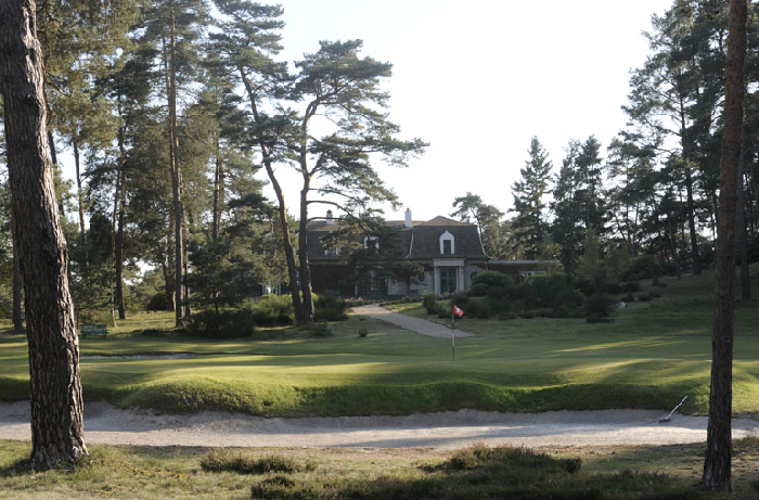 Golf post media