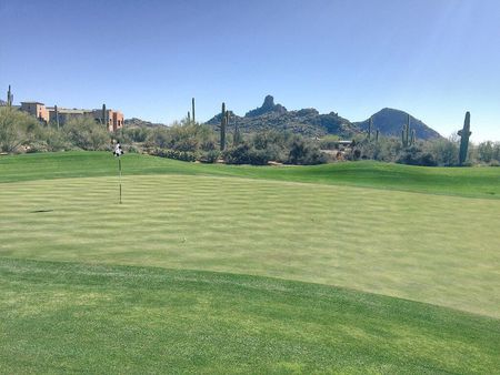 Golf post media