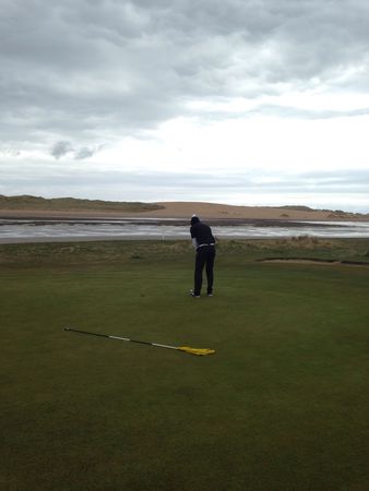 Golf post media