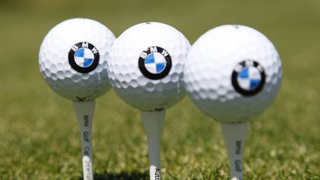 Golf post media