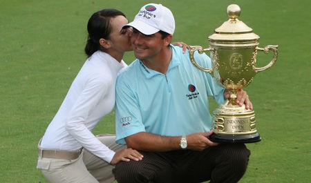 Golf post media