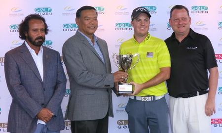 Golf post media