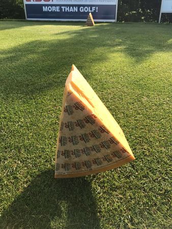 Golf post media