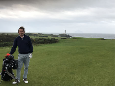 Golf post media