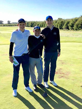 Golf post media
