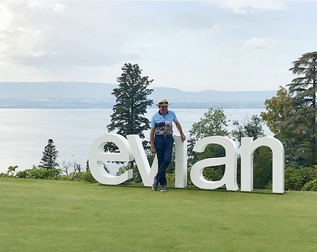Golf post media