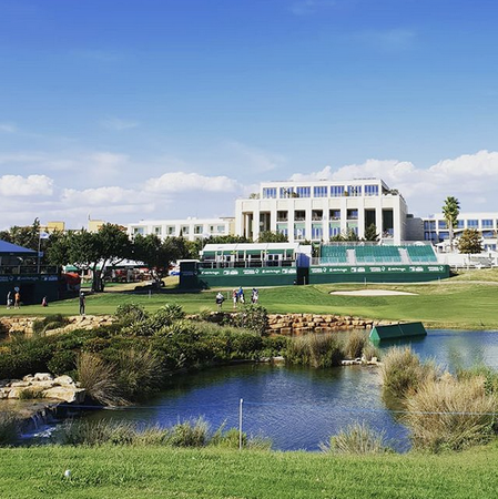 Golf post media