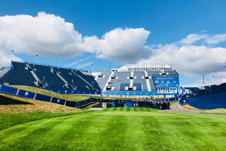 Golf post media