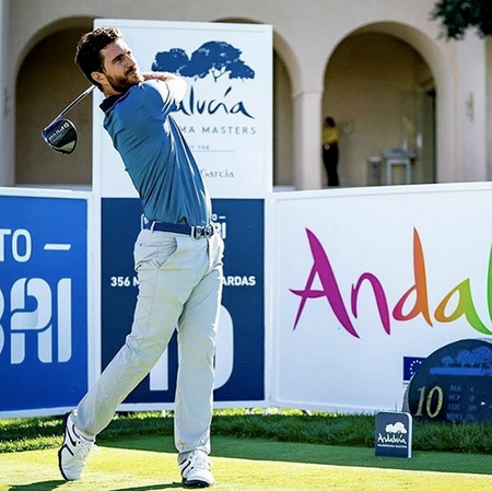Golf post media