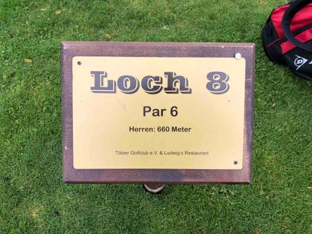 Golf post media