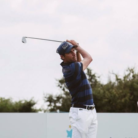 Golf post media