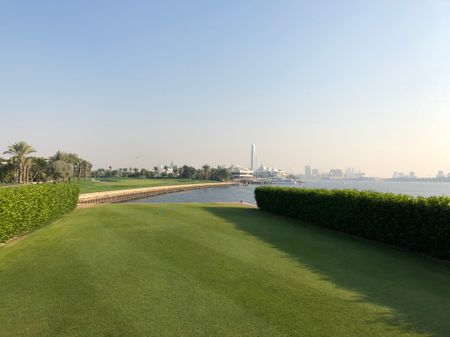 Golf post media