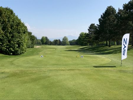 Golf post media