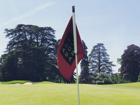 Golf post media