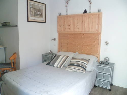 Au Bois de Saget Guest House cover picture
