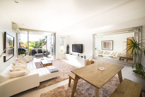 Bellevue Hill Designer - A Bondi Beach Holiday Home cover picture