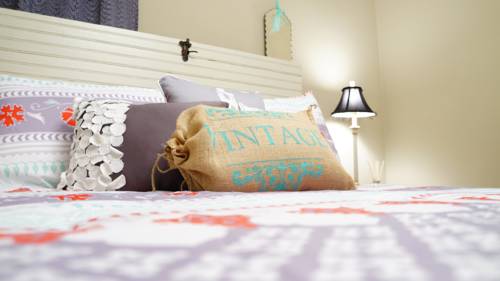 6th Street Guest House and Suites cover picture