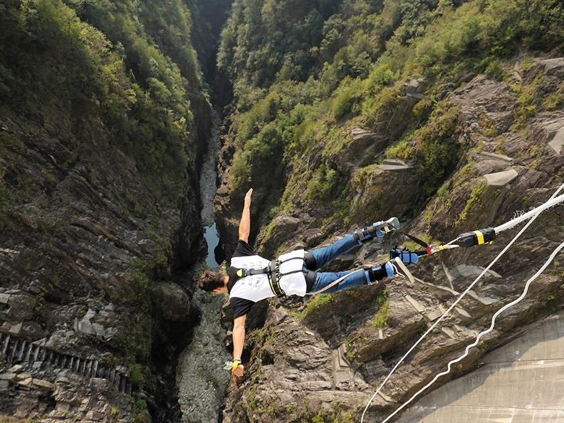 Golden Eye Bungee Jumping  illustration