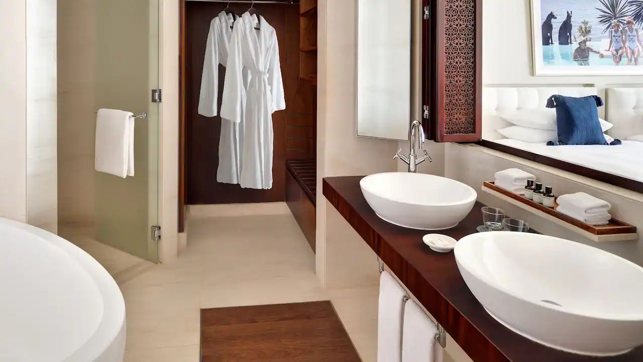 1 King Bed Lagoon Beach room