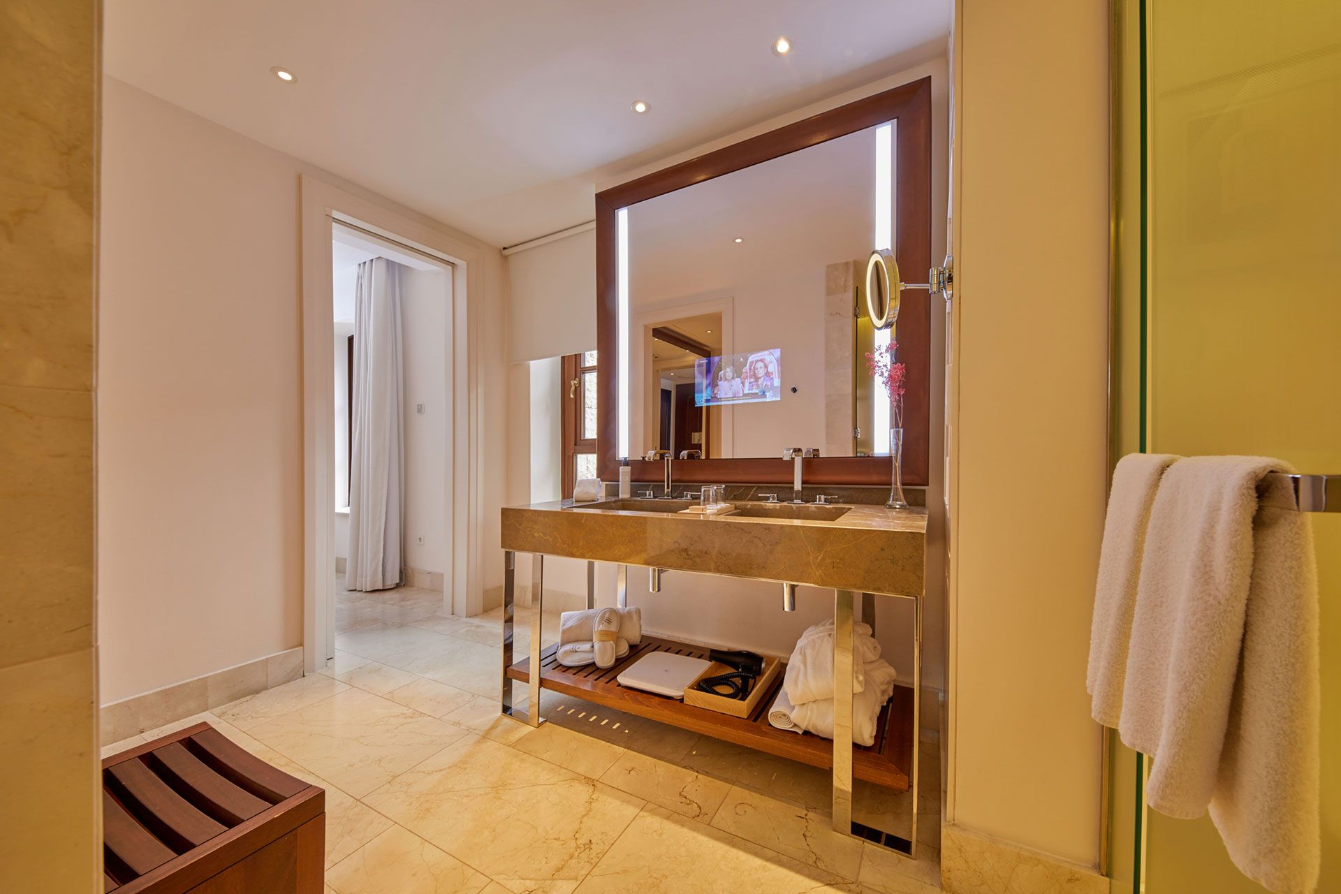Grand Deluxe Room room
