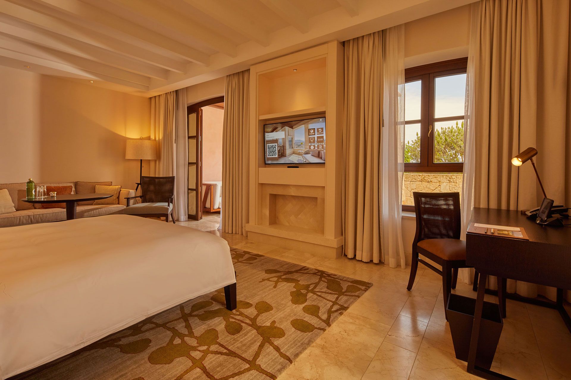 Grand Deluxe Room room