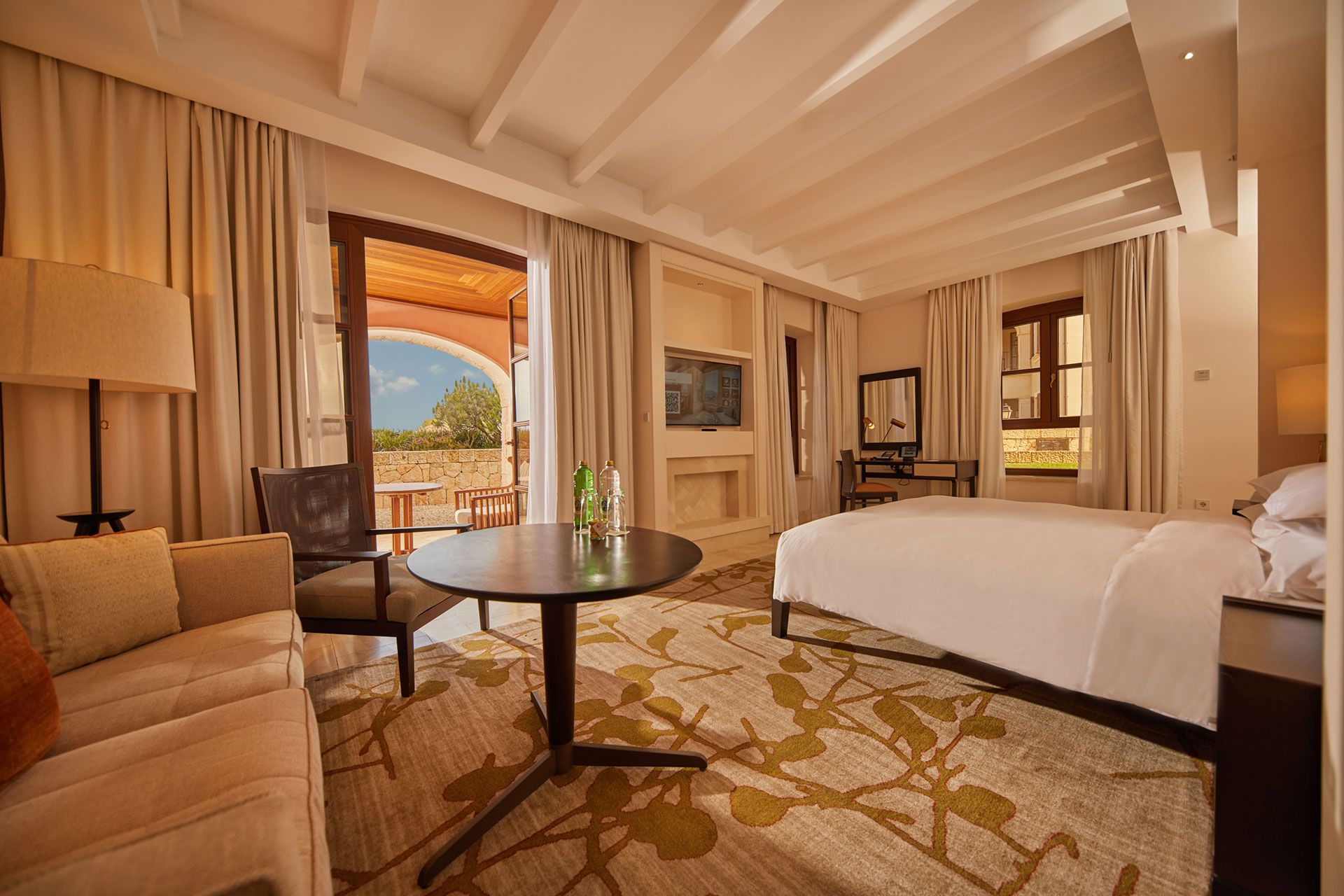 Grand Deluxe Room room