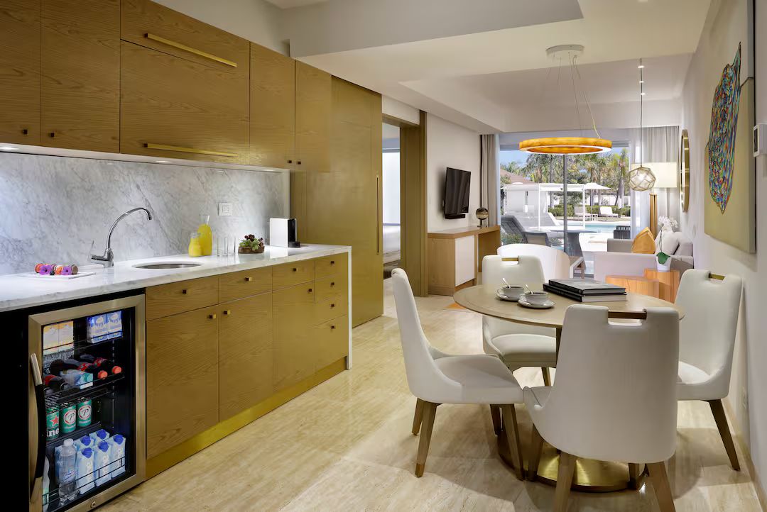 Swim-Up Suite room