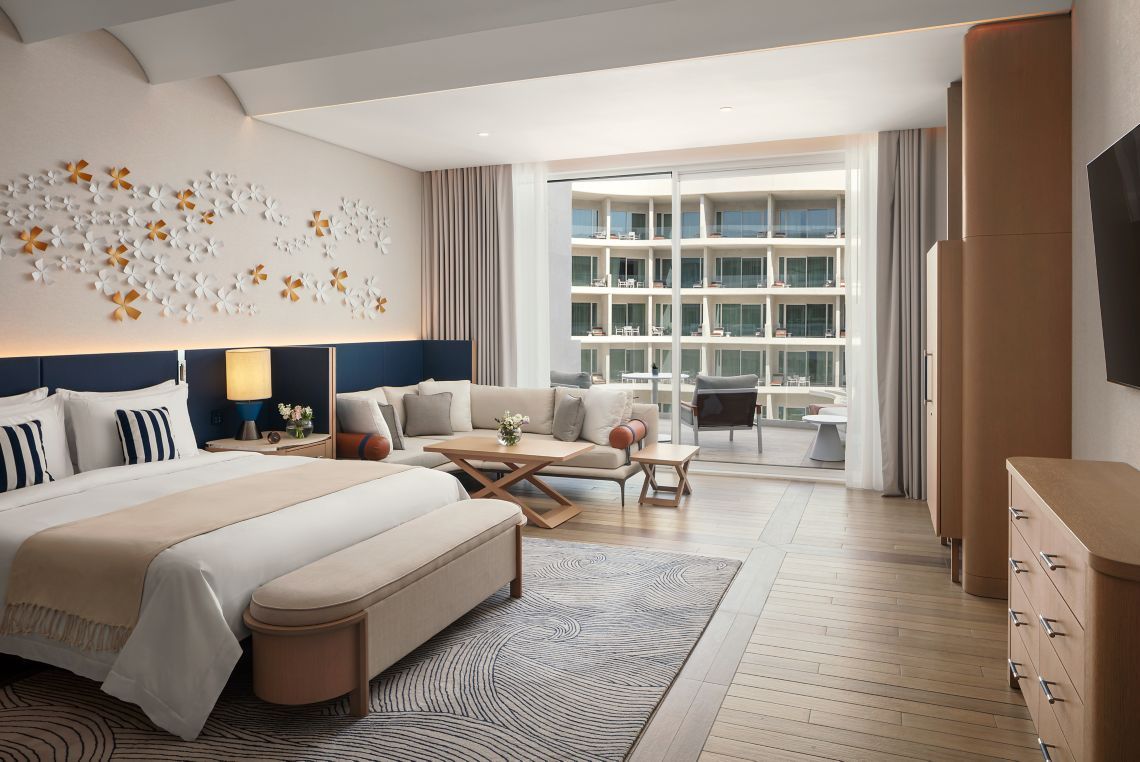 Deluxe Pool View King Room room