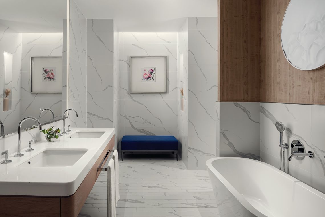 Deluxe Pool View King Room room