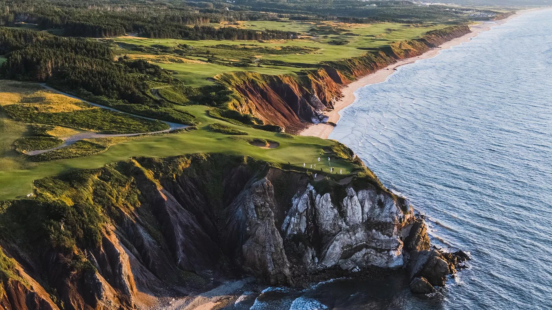 Playing Golf on the Edge: Cliffside Courses Worth the Nerves Cover Picture