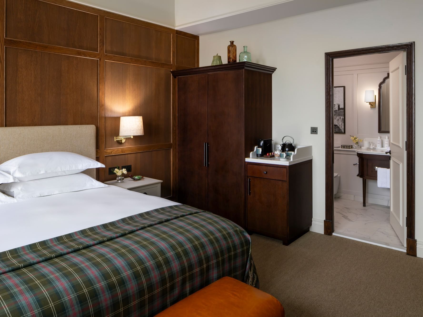 Suite with Lounge and Garden View room