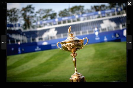 Golf post media