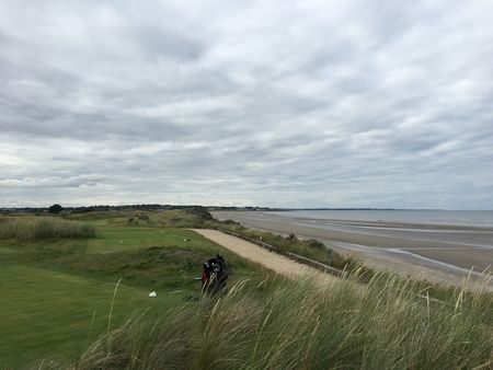 Golf post media