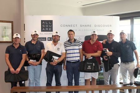 Golf post media